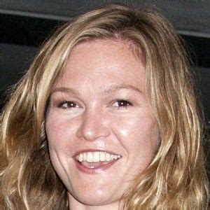 Julia Stiles Bio: Age, Family, Height, Husband, Net Worth, Facts